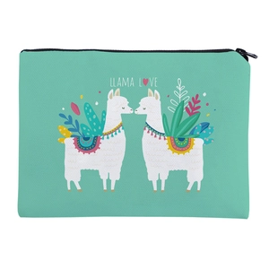 Detail der mintgrünen Canvas-Kosmetiktasche mit Llama-Love-Print und Metallreißverschluss