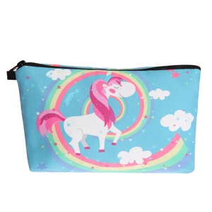 Dettaglio della borsa cosmetica blu con unicorno, chiusura a zip e motivo a stelle