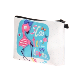 Détail de la trousse blanche avec motif flamant rose et fermeture éclair noire