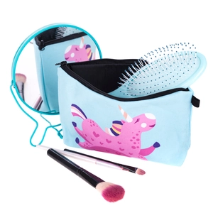 Détail d'imprimé licorne rose sur trousse de maquillage bleu clair avec miroir et brosse
