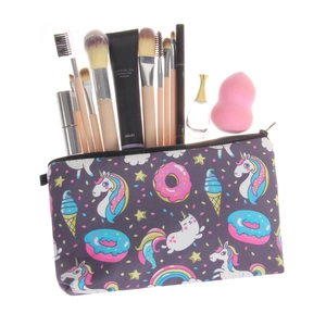 Détail d'une trousse à maquillage licorne avec des pinceaux et des accessoires