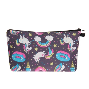 Détail du motif licorne et dessert de dessin animé sur la trousse de maquillage violette