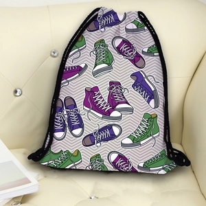 Tragbarer Turnbeutel mit buntem Sneaker-Print auf grauem Zickzack-Muster Hintergrund
