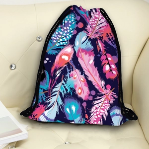Zaino con coulisse e stampa di piume colorate su divano per riporre oggetti