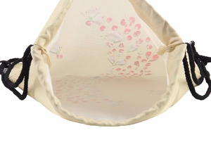 Detailweergave van de ruime binnenkant en bloemenprint van de tas met trekkoord