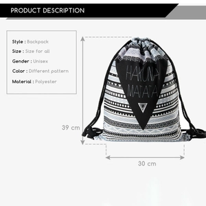Detailmaße des Polyester-Kordelzug-Rucksacks mit Hakuna Matata und geometrischem Druck