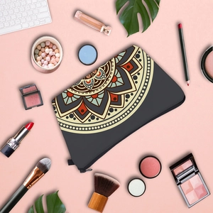 Flat lay di borsa cosmetica mandala con accessori per il trucco su sfondo rosa tenue