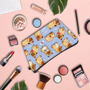 Beauty case azzurro con carlini e pennelli da trucco su sfondo rosa chiaro