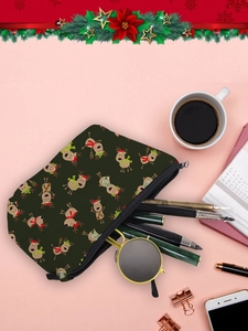 Trousse de toilette Noël verte avec imprimé renne montrant la capacité de rangement