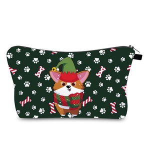 Detailansicht der grünen Weihnachts-Kosmetiktasche mit Corgi-Print und festlichem Schal
