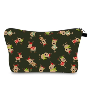 Détail d'une trousse de toilette vert foncé avec motifs de rennes et fermeture éclair noire