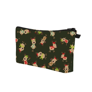 Vue détaillée d'une pochette de Noël en tissu avec motifs festifs de rennes de dessin animé
