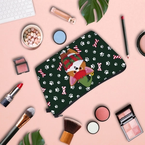 Detailansicht der dunkelgrünen Weihnachts-Kulturtasche mit Corgi-Print und Kosmetikartikeln