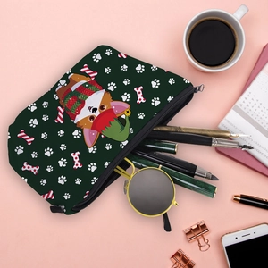 Weihnachts-Corgi-Kulturtasche mit festlichem Druck auf rosa Tisch mit Zubehör