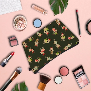 Vue à plat de la trousse de maquillage élan de Noël avec rouges à lèvres et accessoires