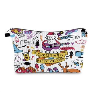 Détail d'une trousse de maquillage de Noël avec des motifs du Père Noël et de rennes