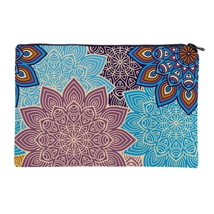 Vue détaillée du motif mandala sur la trousse à maquillage rectangulaire en tissu Oxford