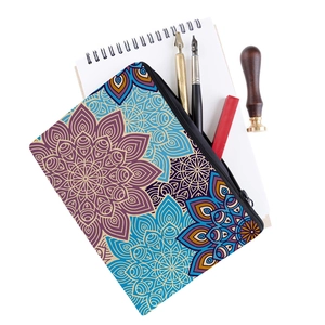 Détail de la pochette mandala en tissu Oxford près d'accessoires de papeterie vintage