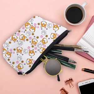 Vue à plat d'une trousse à maquillage Corgi avec lunettes et stylos sur un bureau