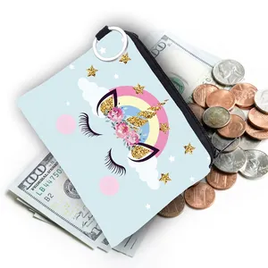 Hellblaue Einhorn-Geldbörse mit Regenbogen-Druck und Metallring auf Dollarnoten