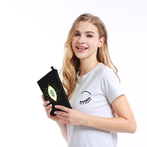 Trousse de voyage imperméable Evil Eye portée par un mannequin pour rangement