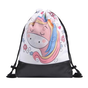 Détail du sac à dos à cordon avec motif licorne et base renforcée en cuir synthétique