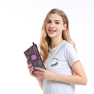 Wasserdichte Kosmetiktasche mit Mandala-Muster von Model vor weißem Hintergrund gehalten