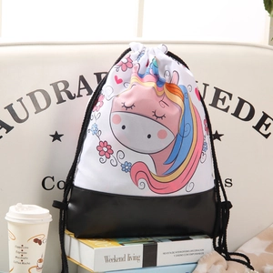 Sac à dos à cordon licorne avec tissu blanc et base en cuir PU noir sur des livres