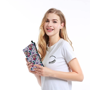 Vue détaillée de la trousse de maquillage à motif de crâne fleuri avec zip et poignée