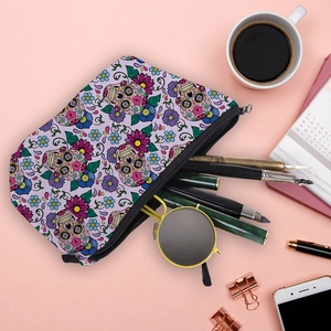 Trousse de maquillage violette à motif tête de mort contenant lunettes et stylos