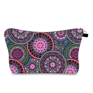 Detailansicht der Mandala-Kosmetiktasche mit Reißverschluss und wasserfestem Stoff