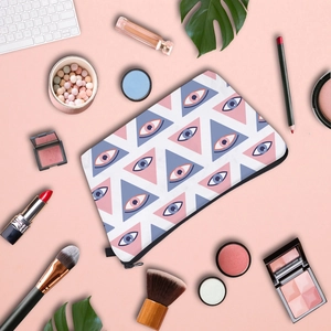 Vista dall'alto della borsa da trucco con stampa Evil Eye e cosmetici coordinati