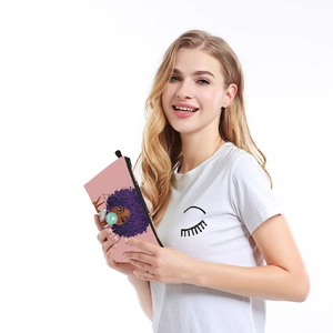 Beauty case rosa con illustrazione di ragazza tenuto da una donna con t-shirt bianca