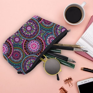 Flache Ansicht der Kosmetiktasche mit Mandala-Muster und Sonnenbrille auf rosa Grund
