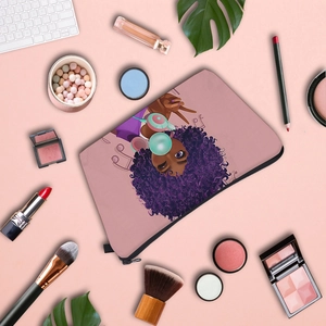 Vista dall'alto della borsa cosmetica rosa con stampa di ragazza e accessori di bellezza