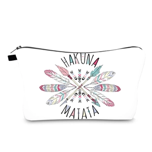 Détail de la trousse HAKUNAMATATA imperméable avec motifs plumes et flèches bohèmes