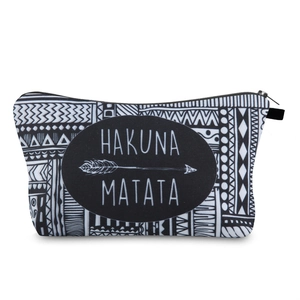 Détail de la trousse de maquillage à motif tribal et imprimé Hakuna Matata