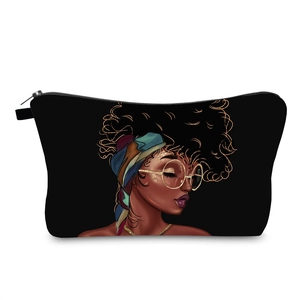 Dettaglio della trousse trucco con illustrazione di una donna nera con occhiali
