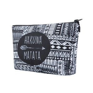 Détail de la trousse de maquillage Hakuna Matata avec motifs ethniques et fermeture noir