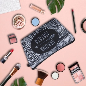 Trousse à maquillage HAKUNA MATATA imperméable avec motifs tribaux, vue à plat avec cosmétiques