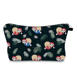 Détail de la trousse de maquillage de Noël imperméable avec imprimé paresseux et zip
