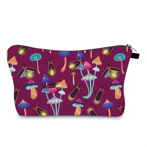Détail de la trousse de maquillage imperméable avec motifs de champignons magiques