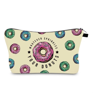 Detail der Kosmetiktasche mit Donut-Druck und 'Whatever sprinkles your donuts' Text