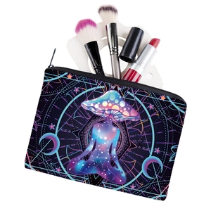 Kosmetiktasche mit buntem Pilz-Print und Make-up-Zubehör auf weißem Hintergrund