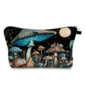 Dettaglio della stampa a funghi e foresta su una trousse per trucchi nera portatile
