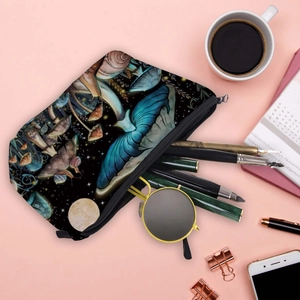 Borsa da trucco portatile con motivi di funghi fantasy e falene su base rosa