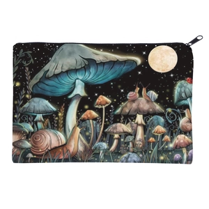Détail d'imprimé champignons et escargots colorés sur une trousse de maquillage carrée