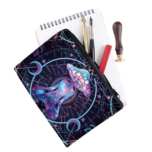 Detailsicht der Kosmetiktasche mit buntem Pilzdruck und psychedelischer Meditationsfigur