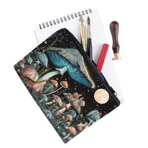 Détail d'une trousse à maquillage carrée à motif champignons avec des fournitures