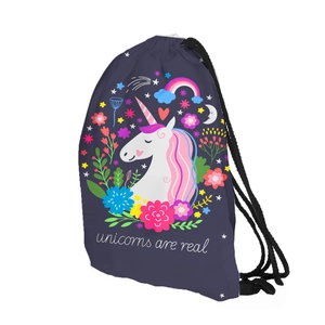 Détail d'un sac à cordon violet avec imprimé licorne coloré et cordes de serrage noires